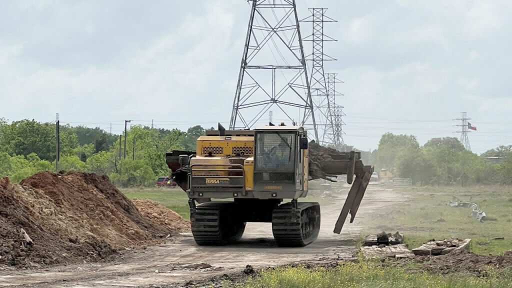 RT14R with Flat Bed Hauling Mats for Utility Transmission Project